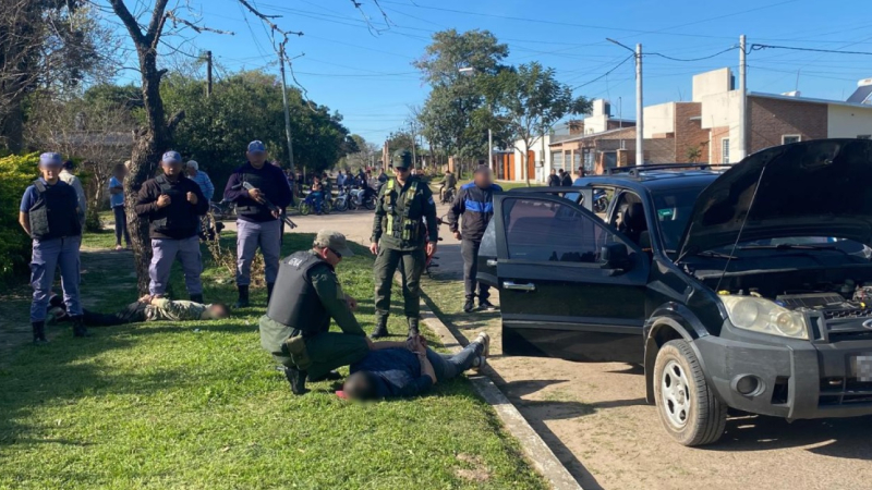 Intentaron esquivar un control y arrojaron droga a la ruta, pero fueron detenidos