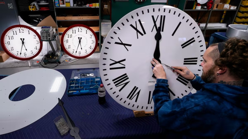 En qué consiste el proyecto que propone cambiar el horario actual de Argentina