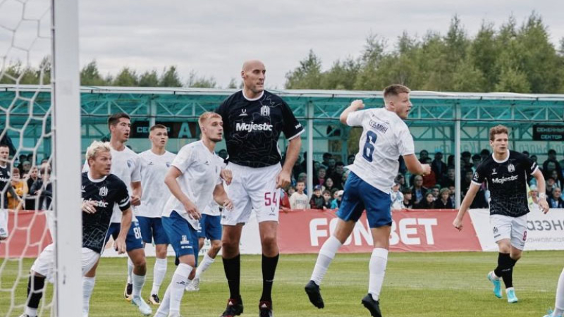Un ex Dallas Mavericks debutó en el fútbol profesional