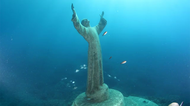 Limpiaron la escultura que se encuentra a 17 metros bajo el mar