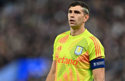 El Manchester United va por el Dibu Martínez