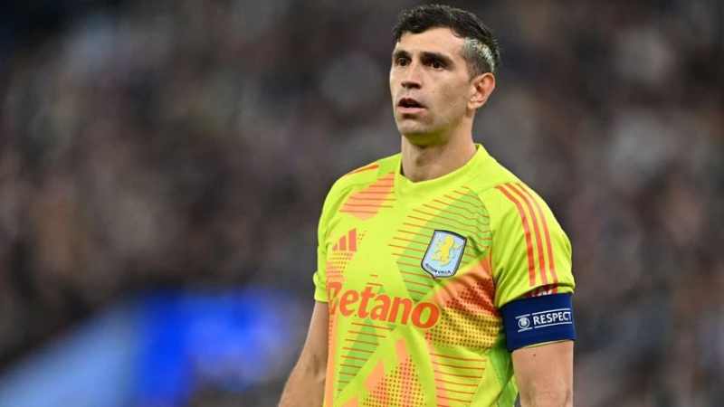 El Manchester United va por el Dibu Martínez