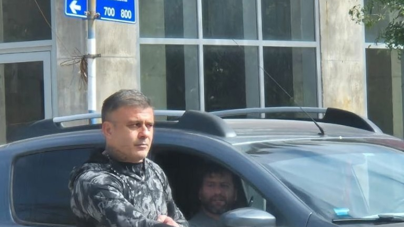 Puerta giratoria: el "rey de los inhibidores" salió en libertad y cometió violenta entradera