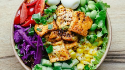 Ensaladas rápidas y ligeras que te resuelven la cena en 5 minutos
