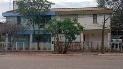 En la casa que ocupa un cura instalaron cámaras que apuntan a la comisaría