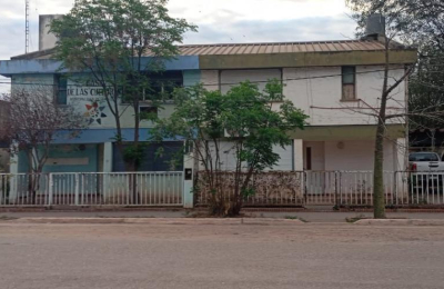 En la casa que ocupa un cura instalaron cámaras que apuntan a la comisaría