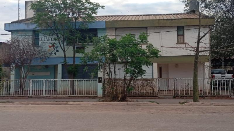 En la casa que ocupa un cura instalaron cámaras que apuntan a la comisaría