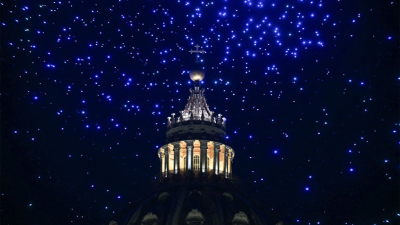 Homenaje al papa argentino: el rostro de Francisco iluminó el cielo del Vaticano
