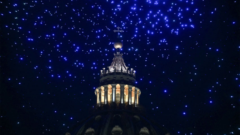 Homenaje al papa argentino: el rostro de Francisco iluminó el cielo del Vaticano