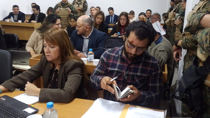 César Sena apareció en la audiencia con la cara lastimada