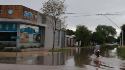 El agua también complicó en el interior: Tres Isletas fue la más afectada