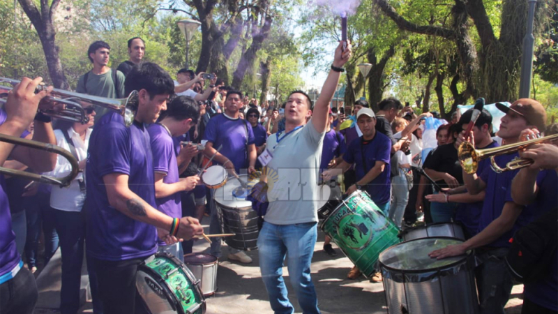 Mucha expectativa y color en Resistencia por la llegada de Javier Milei
