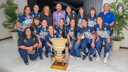 Campeonas con el Gobernador (1).jpg