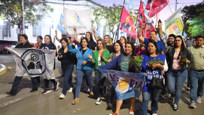 "Fuerte y al medio": caminata de candidatos del FdV en el microcentro capitalino