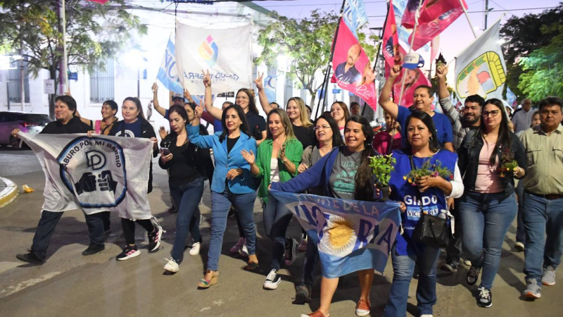 "Fuerte y al medio": caminata de candidatos del FdV en el microcentro capitalino