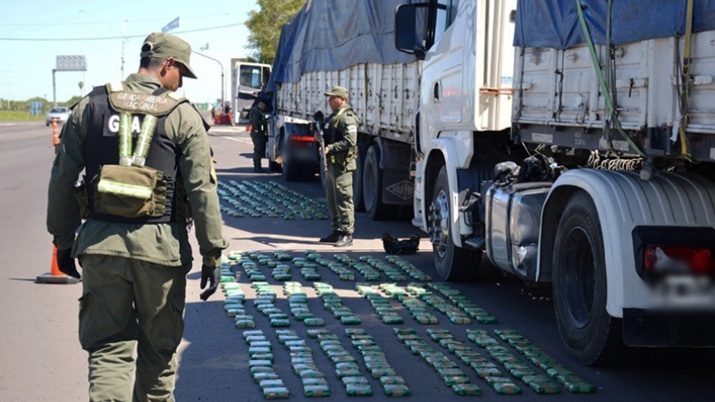 Interceptan dos camiones cargados con hojas de coca