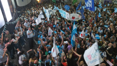 Capitanich cerró la campaña y pidió votar con "el bolsillo"