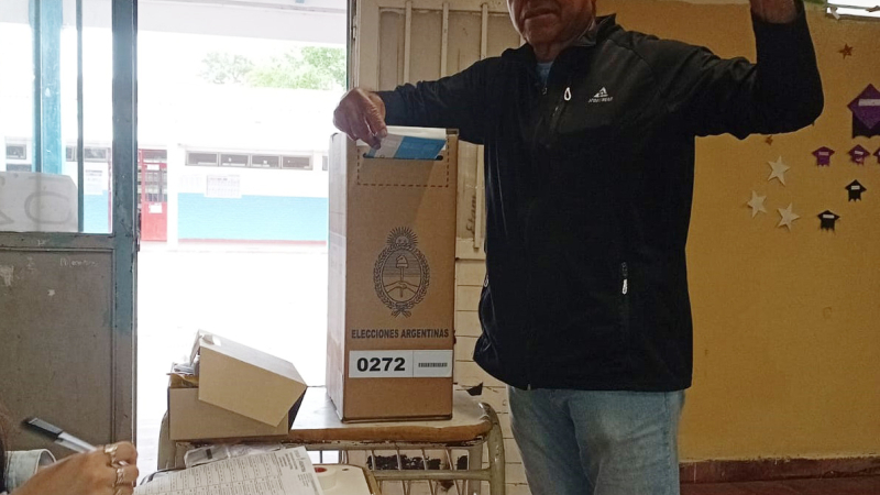 Oscar Deniz votó y llamó a frenar la agenda del gobierno