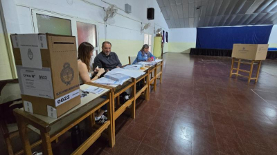 Entre bastones y la ansiedad del primer voto: así vivieron la jornada electoral adultos y jóvenes