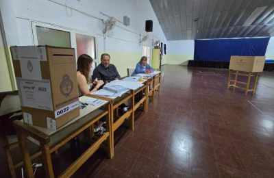 Entre bastones y la ansiedad del primer voto: así vivieron la jornada electoral adultos y jóvenes
