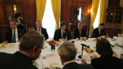 Milei se reunió en Nueva York con grandes empresarios y los alentó a invertir en Argentina