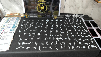 Desbaratan punto de venta de droga: dos detenidos y más de 140 dosis de cocaína