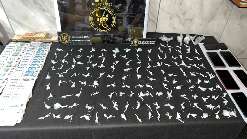 Desbaratan punto de venta de droga: dos detenidos y más de 140 dosis de cocaína