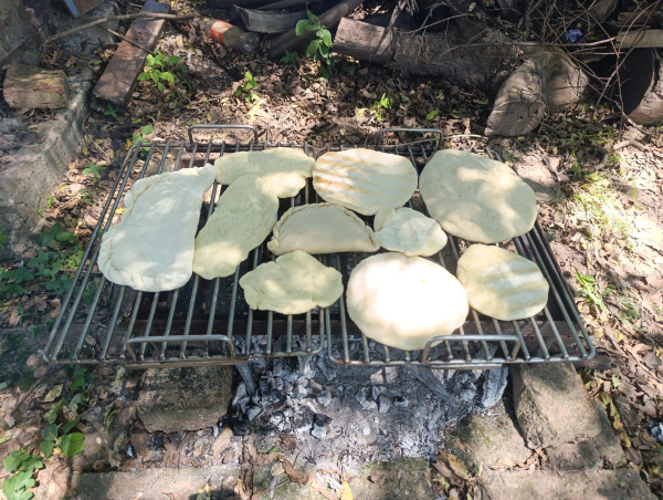 Variada producción en el taller de torta frita y torta parrilla.