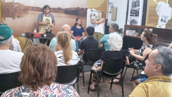 En el penúltimo taller del año, Marcelo López Ullmann que enseñó a hacer ricota, queso crema y queso Paraguay.