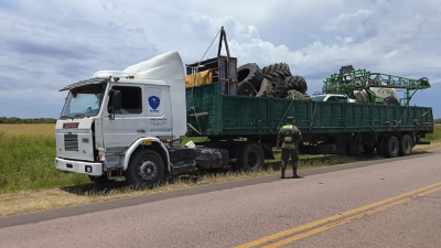 Simulaba trasladar maquinaria rural, pero ocultaba un auto con pedido de secuestro activo