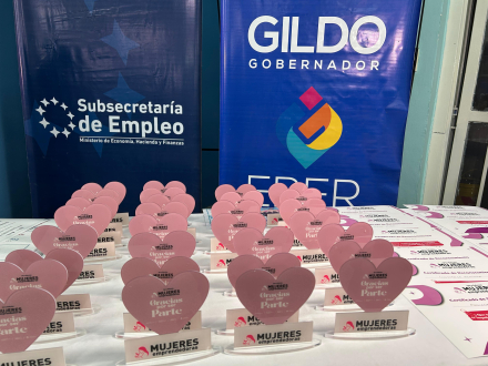 Entrega de certificados a mujeres (2).jpg