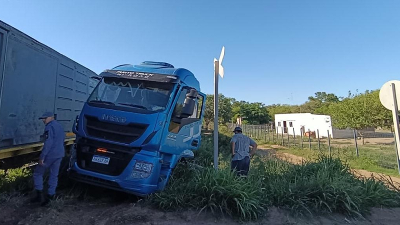 Siniestro vial en paso a nivel de Hermoso Campo: chocaron un tren de carga y un camión