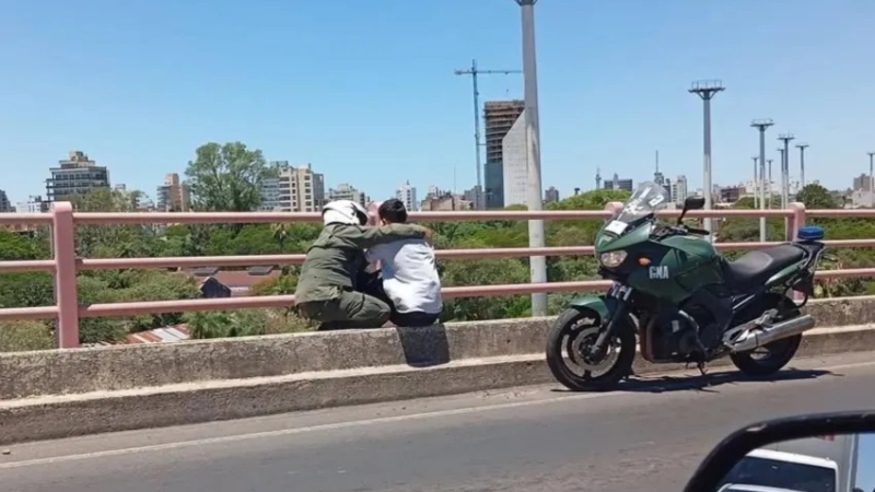 Rescataron a un joven en el puente Chaco Corrientes