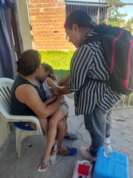 La vacunación casa por casa sumó al barrio Fray Salvador Gurrieri con más de 260 dosis aplicadas (5).jpeg