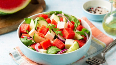 Ensalada fresca de sandía, queso y pepino