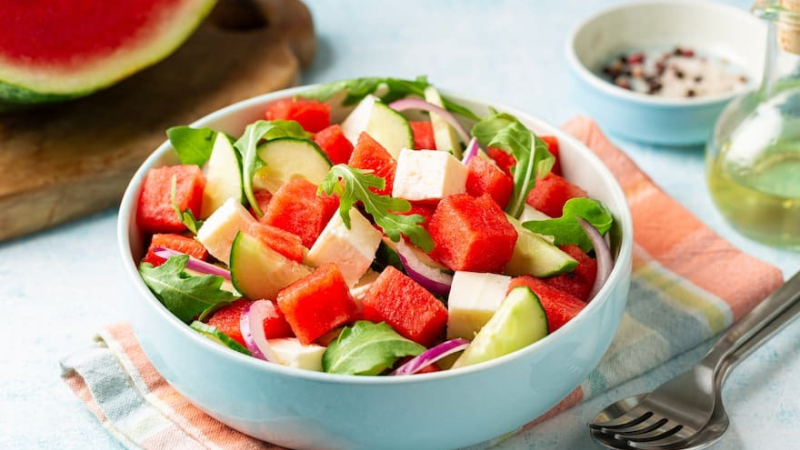 Ensalada fresca de sandía, queso y pepino