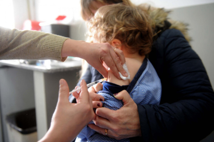Salud recomienda verificar que niñas y niños tengan aplicadas las dos dosis de Triple Viral antes de viajar (1).jpg