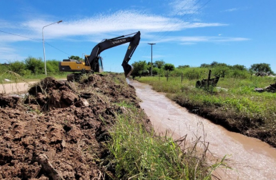 Limpieza de cunetas y canales en varios barrios de Las Breñas