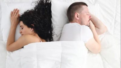 Qué quiere decir que tu pareja te dé la espalda en la cama al dormir, según un estudio de psicología