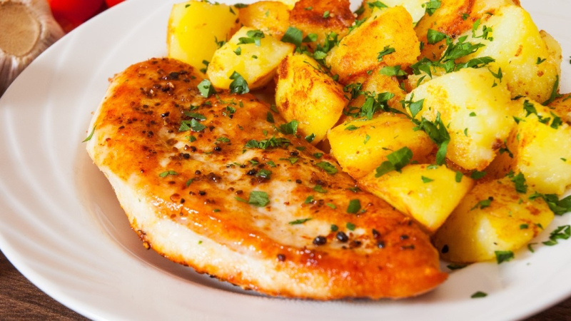 Aprendé a preparar un pollo con papas en solo 30 minutos