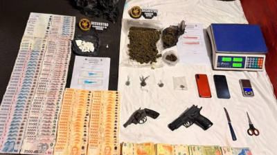 Allanamientos terminaron con un detenido, droga, armas y más de un millón de pesos