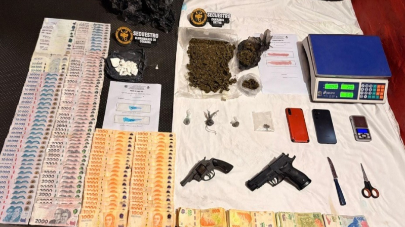Allanamientos terminaron con un detenido, droga, armas y más de un millón de pesos