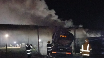 Alerta por incendio de camiones cisterna cargados con combustible en Los Frentones