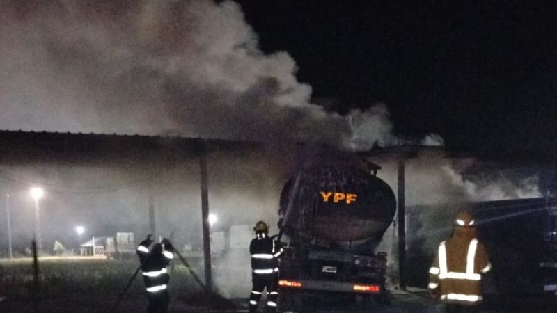 Alerta por incendio de camiones cisterna cargados con combustible en Los Frentones