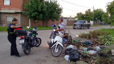 Arrojaba basura, intentó huir y se quedó sin su moto