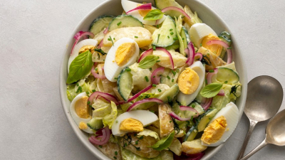 Receta infalible para el verano: ensalada de papa, huevo y vegetales