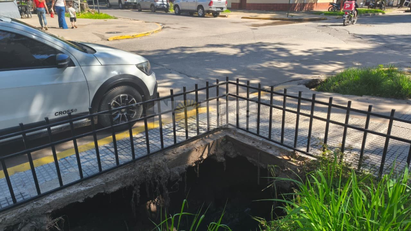 Vereda con riesgo inminente de derrumbe en pleno microcentro de Resistencia