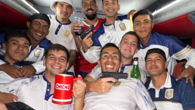 Jugadores de Tucumán Central se sacaron fotos con armas y alcohol