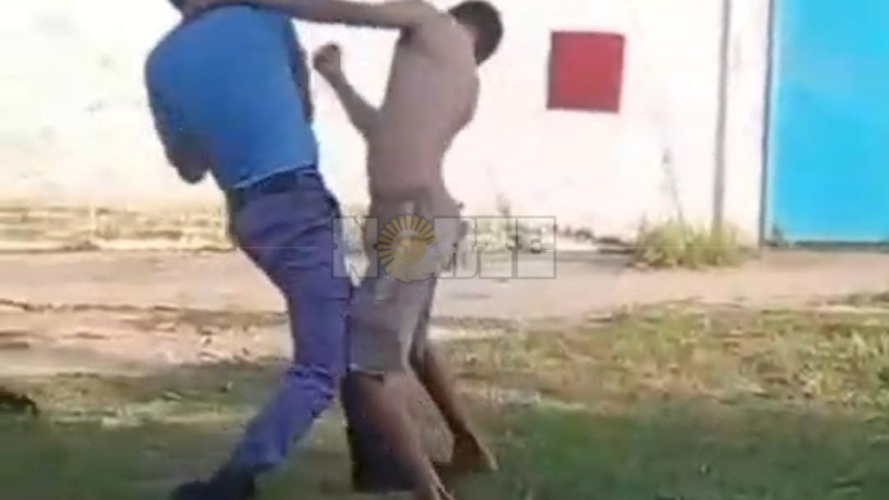 Escándalo en Resistencia: policías protagonizan pelea callejera con un joven