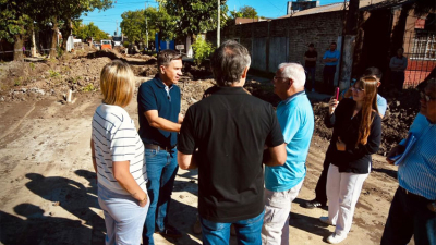 Avanzan trabajos de pavimentación y viviendas, y de saneamiento del río Negro